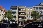 Ruim en ongemeubeld appartement in een recent gebouwde residentie in de hoofdwinkelstraat te Wenduine. Dit appartement is zeer geschikt als vaste woonst en biedt u een ruime woonkamer (ongev. 30m2), afzonderlijke keuken met balkon, ruime berging voor o.a. wasmachine, 2 slaapkamers, badkamer met o.a. ligbad, afzonderlijk toilet, inkomhall, fietsenberging, ... Beschikbaar vanaf 01/01/2019. Bij de vermelde prijs komen geen bijkomende kosten gebouw-syndic. (2008/055)